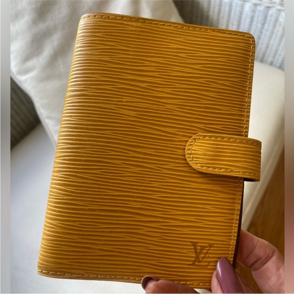 Louis Vuitton Epi Leather Agenda Passport Holder EUC with LV RULER